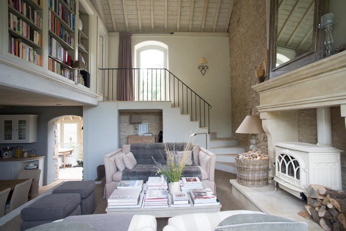 How to create a cozy and functional English cottage home interior