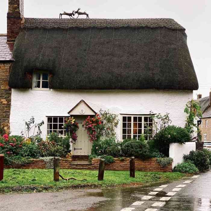 Unique english cottage home facade designs