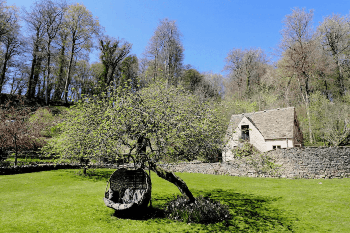 Unique english cottage home facade designs