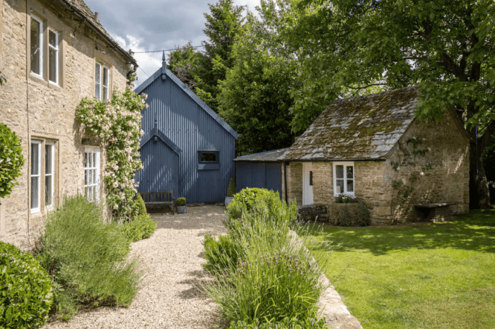 Charming English cottage home exterior design ideas on a budget